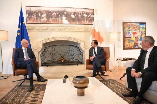 (Ξένη Δημοσίευση) Ο Υπουργός Εθνικής Άμυνας Νίκος Δένδιας (Α) πραγματοποιεί επίσκεψη στην Κύπρο, Δευτέρα 10 Νοεμβρίου 2025. Ο Υπουργός Εθνικής Άμυνας Νίκος Δένδιας πραγματοποίησε σήμερα, Δευτέρα 10 Νοεμβρίου 2025, επίσκεψη στην Κύπρο, όπου έγινε δεκτός από τον Πρόεδρο της Κυπριακής Δημοκρατίας Νίκο Χριστοδουλίδη και είχε συνάντηση με τον ομόλογό του Βασίλη...