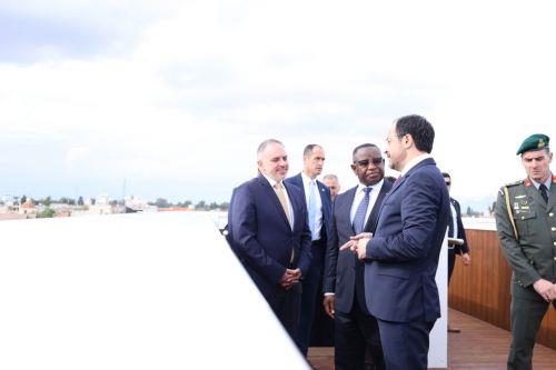 Ο Πρόεδρος της Δημοκρατίας κ. Νίκος Χριστοδουλίδης και ο Πρόεδρος της Δημοκρατίας της Σιέρρα Λεόνε κ. Julius Maada Wonie Bio σε περιήγηση κατά μήκος της γραμμής κατάπαυσης του πυρός. // President of the Republic of Cyprus – President of the Republic of Sierra Leone – Guided tour alongside the United Nations (UN) ceasefire line