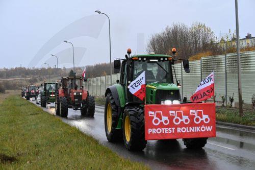epa12526110 Polish farmers block traffic during their protest in Koszalin northwestern Poland, 14 November 2025. The campaign is organized by the Grassroots National Farmers' Protest, with the participation of, among others, agricultural circles, Solidarity RI, and the National Association of Sugar Beet Growers. The action is part of a warning strike over...