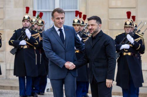 epa12531307 French President Emmanuel Macron (C-L) welcomes Ukrainian President Volodymyr Zelensky (C-R) at the Elysee Palace in Paris, France, 17 November 2025. Zelensky's visit to the Elysee seeks to secure advanced military and defense aid from France aimed at reinforcing Ukraine's air defenses.  EPA/CHRISTOPHE PETIT TESSON