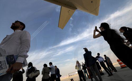 epa12531358 The Indian Air Force aerobatic demonstration team Surya Kiran performs during the flying displays as part of Dubai Airshow 2025 at Dubai World Central - Al Maktoum International Airport, in Jebel Ali, Dubai, United Arab Emirates, 17 November 2025. The 19th edition of the Dubai Airshow 2025 runs from 17 to 21 November with the participation of...