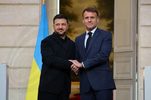 epa12531363 French President Emmanuel Macron (R) shakes hands with Ukrainian President Volodymyr Zelensky after a joint press conference at the Elysee Palace in Paris, France, 17 November 2025.  EPA/SARAH MEYSSONNIER / POOL  MAXPPP OUT