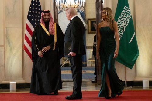 epa12534825 Crown Prince and Prime Minister of the Kingdom of Saudi Arabia, Mohammed bin Salman (L) joins US President Donald Trump (C) and First Lady Melania Trump (R) for a dinner at the White House in Washington, DC, USA, 18 November 2025.  EPA/ANNA ROSE LAYDEN  / POOL