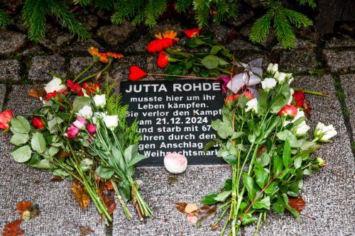 epa12537580 Flowers on the memorial stone of one of the victims of the 2024 terror attack on the Christmas Market in Magdeburg, Germany, 20 November 2025. The market opened under enhanced protective measures nearly a year after a man drove a car through the market on 20 December 2024, killing six people and injuring over 300.  EPA/FILIP SINGER