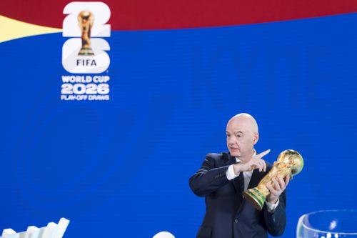 epa12537734 FIFA president Gianni Infantino holds the FIFA World Cup Trophy during the FIFA World Cup 2026 play-offs draw at the Home of FIFA in Zurich, Switzerland, 20 November 2025.  EPA/CLAUDIO THOMA
