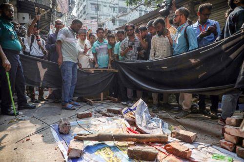 epa12539581 Local residents, police and journalists rush out into the streets after an eight-story building railing collapsed during an earthquake, in Dhaka, Bangladesh, 21 November 2025. According to the Directorate General of Health Services (DGHS), at least three people died and scores were injured on the morning of 21 November when a magnitude 5.7...
