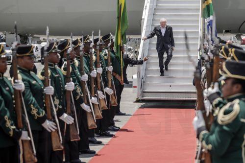 epa12539596 Brazil's President Luiz Inacio Lula da Silva (C) arrives at the OR Tambo International airport in Ekurhuleni, South Africa, 21 November 2025 ahead of the G20 leader's Summit. World leaders are gathering in South Africa, the host of this year's G20 Leaders' Summit on 22 and 23 November 2025, to discuss the global economy, development and...