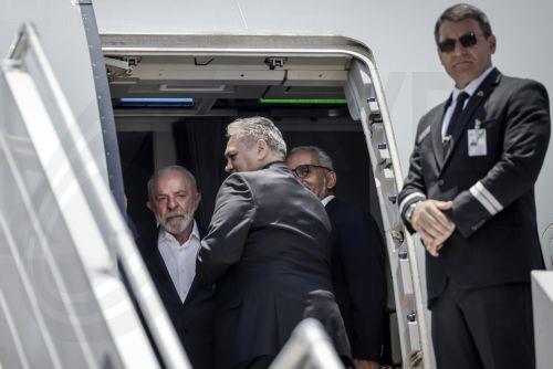 epa12539649 Brazil's President Luiz Inacio Lula da Silva (L) waits to disembark from the plane upon his arrival at the OR Tambo International airport in Ekurhuleni, South Africa, 21 November 2025, ahead of the G20 leader's Summit. World leaders are gathering in South Africa, the host of this year's G20 Leaders' Summit on 22 and 23 November 2025, to discuss...