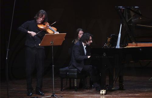 Σοστακόβιτς…υπό το σεληνόφως. Ηλίας Σδούκος – βιόλα, Μάνος Κιτσικόπουλος - πιάνο, στην αίθουσα Δημήτρης Μητρόπουλος του Μεγάρου Μουσικής Αθηνών, Πέμπτη 20 Νοεμβρίου 2025 (δημοσιεύεται την Παρασκευή 21 Νοεμβρίου 2025).  ΑΠΕ-ΜΠΕ/ΑΠΕ-ΜΠΕ/ΧΑΡΗΣ ΑΚΡΙΒΙΑΔΗΣ