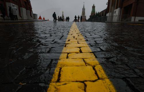 epa12545518 People walk on the Red Square at a rainy autumn day in Moscow, Russia, 24 November 2025. According to weather forecasts, the next few days will be warm in Moscow, and air temperature will rise to 7 Celsius degrees.  EPA/SERGEI ILNITSKY