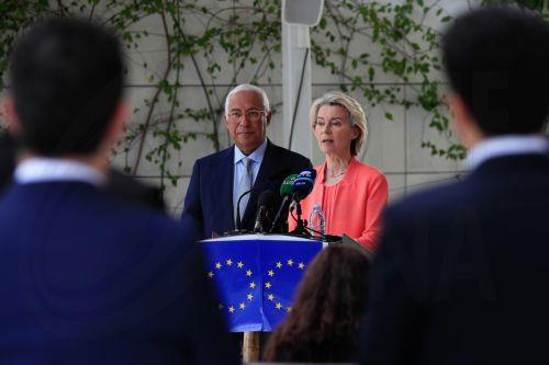 epa12545772 President of the European Commission Ursula von der Leyen (R) and President of the European Council Antonio Costa (L) attend a press conference about the meeting that took place in Luanda between the EU members concerning the US peace plan for the Russia-Ukraine conflict, prior to the 7th European Union-African Union Summit in Luanda, Angola, 24...