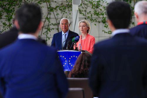 epa12545774 President of the European Commission Ursula von der Leyen (R) and President of the European Council Antonio Costa (L) attend a press conference about the meeting that took place in Luanda between the EU members concerning the US peace plan for the Russia-Ukraine conflict, prior to the 7th European Union-African Union Summit in Luanda, Angola, 24...