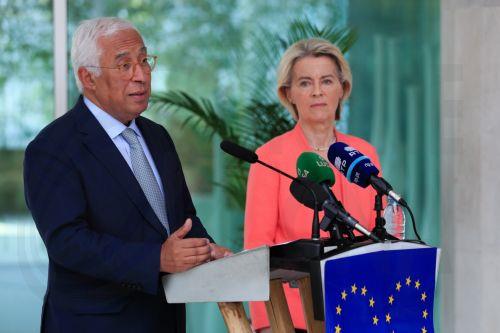 epa12545775 President of the European Council Antonio Costa (L) and President of the European Commission Ursula von der Leyen attend a press conference about the meeting that took place in Luanda between the EU members concerning the US peace plan for the Russia-Ukraine conflict, prior to the 7th European Union-African Union Summit in Luanda, Angola, 24...