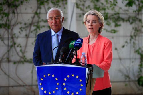 epa12545776 President of the European Commission Ursula von der Leyen (R) and President of the European Council Antonio Costa (L) attend a press conference about the meeting that took place in Luanda between the EU members concerning the US peace plan for the Russia-Ukraine conflict, prior to the 7th European Union-African Union Summit in Luanda, Angola, 24...