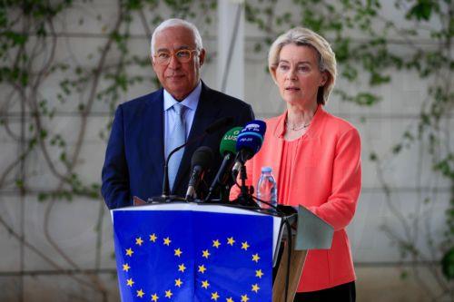 epa12545777 President of the European Commission Ursula von der Leyen (R) and President of the European Council Antonio Costa (L) attend a press conference about the meeting that took place in Luanda between the EU members concerning the US peace plan for the Russia-Ukraine conflict, prior to the 7th European Union-African Union Summit in Luanda, Angola, 24...