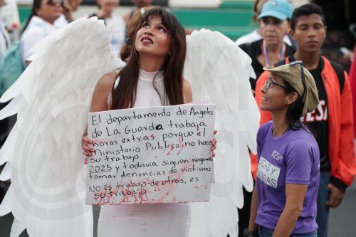 epaselect epa12549198 A woman holds a sign during a march held to observe the International Day for the Elimination of Violence against Women in Panama City, Panama, 25 November 2025.  EPA/Carlos Lemos
