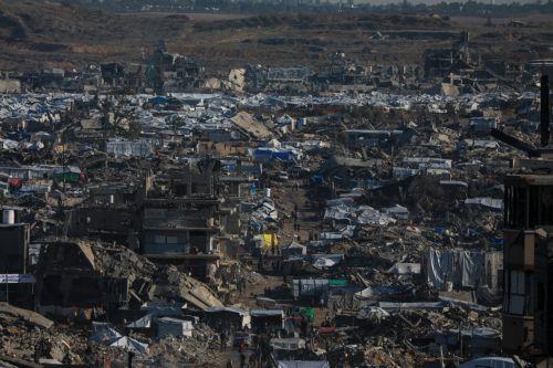 epa12562706 Makeshift tents of displaced Palestinian families among the ruins of their homes east of Gaza City, Gaza Strip, 01 December 2025, amid a ceasefire between Israel and Hamas.  EPA/MOHAMMED SABER