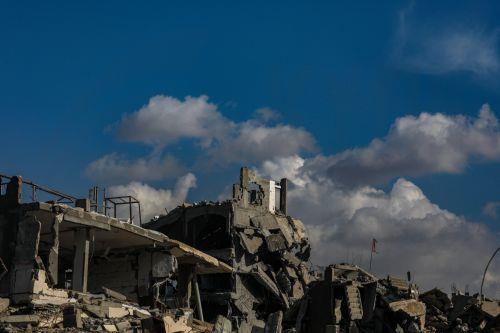 epa12562708 The ruins of Palestinian people's homes east of Gaza City, Gaza Strip, 01 December 2025, amid a ceasefire between Israel and Hamas.  EPA/MOHAMMED SABER