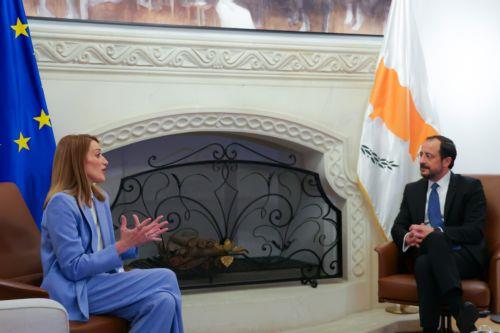 Ο Πρόεδρος της Δημοκρατίας κ. Νίκος Χριστοδουλίδης υποδέχεται την Πρόεδρο του Ευρωπαϊκού Κοινοβουλίου κα Roberta Metsola, στο Πρόεδρος της Δημοκρατίας – Πρόεδρος Ευρωπαϊκού Κοινοβουλίου Προεδρικό Μέγαρο, Λευκωσία, Κύπρος.