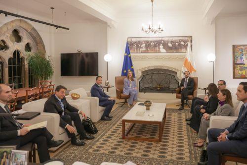 Ο Πρόεδρος της Δημοκρατίας κ. Νίκος Χριστοδουλίδης υποδέχεται την Πρόεδρο του Ευρωπαϊκού Κοινοβουλίου κα Roberta Metsola, στο Πρόεδρος της Δημοκρατίας – Πρόεδρος Ευρωπαϊκού Κοινοβουλίου Προεδρικό Μέγαρο, Λευκωσία, Κύπρος.