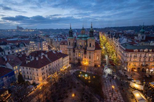 epa12562775 A view of the illuminated street going to Old Town Square in Prague, Czech Republic, 01 December 2025. Christmas markets, traditionally selling mulled wine, roasted chestnuts, hot mead, chimney cakes, and Christmas decorations and gifts, opened across the Czech Republic during the first Advent weekend.  EPA/MARTIN DIVISEK