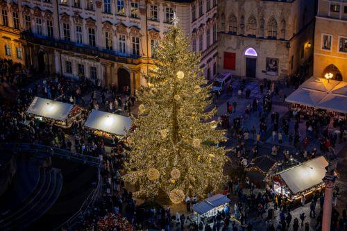 epa12562780 A view of the illuminated Old Town Square with a Christmas tree at the Christmas market in Prague, Czech Republic, 01 December 2025. Christmas markets, traditionally selling mulled wine, roasted chestnuts, hot mead, chimney cakes, and Christmas decorations and gifts, opened across the Czech Republic during the first Advent weekend.  EPA/MARTIN...