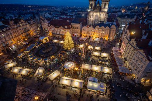 epa12562783 A view of the illuminated Old Town Square with a Christmas tree at the Christmas market in Prague, Czech Republic, 01 December 2025. Christmas markets, traditionally selling mulled wine, roasted chestnuts, hot mead, chimney cakes, and Christmas decorations and gifts, opened across the Czech Republic during the first Advent weekend.  EPA/MARTIN...