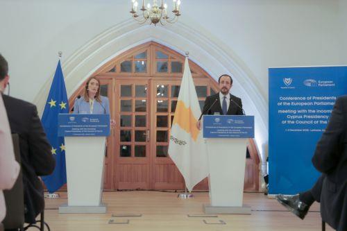 Ο Πρόεδρος της Δημοκρατίας κ. Νίκος Χριστοδουλίδης και η Πρόεδρος του Ευρωπαϊκού Κοινοβουλίου κα Roberta Metsola προβαίνουν σε δηλώσεις στα ΜΜΕ, στο Προεδρικό Μέγαρο, Λευκωσία, Κύπρος.