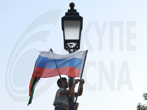 epa12566843 An Indian worker installs Indian and Russian flags on poles ahead of Russian President Vladimir Putin's visit at Rajpath in New Delhi, India, 03 December 2025. Vladimir Putin is scheduled for a two-day official visit to India on 04–05 December 2025.  EPA/RAJAT GUPTA