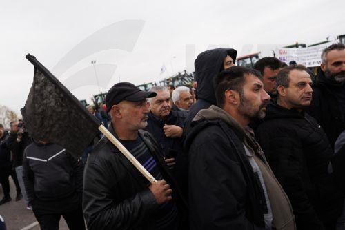 epa12566903 Farmers block the Malgara toll road as part of a nationwide farmers' mobilization in Thessaloniki, Greece, 03 December 2025. At the Malgara toll station on the Thessaloniki–Athens National Road, farmers from the Municipality of Delta and the surrounding area have been blocking the road to Athens since 01 December, while the road to Thessaloniki...