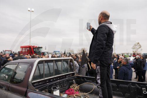 epa12566904 Farmers block the Malgara toll road as part of a nationwide farmers' mobilization in Thessaloniki, Greece, 03 December 2025. At the Malgara toll station on the Thessaloniki–Athens National Road, farmers from the Municipality of Delta and the surrounding area have been blocking the road to Athens since 01 December, while the road to Thessaloniki...