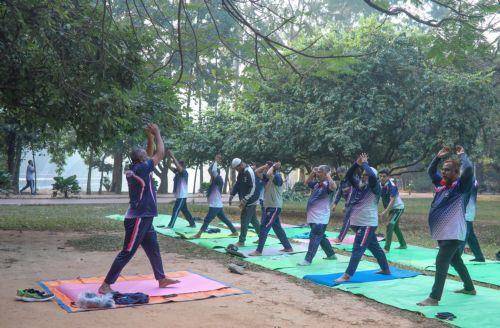 epa12576213 People exercise during the early winter morning at Ramna Park in Dhaka, Bangladesh, 07 December 2025. Ramna Park is a large recreation area situated at the heart of the central Dhaka.  EPA/MONIRUL ALAM