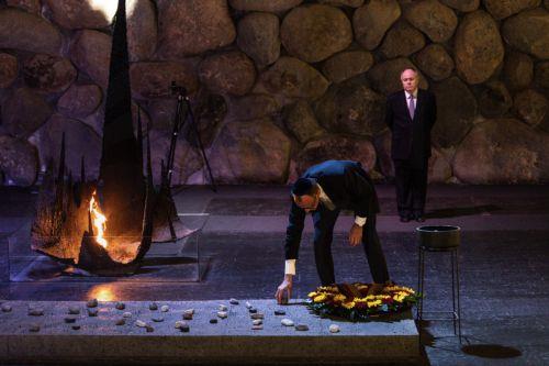 epa12576390 German Chancellor Friedrich Merz lays a wreath in the Hall of Remembrance during a visit to the Yad Vashem Holocaust Memorial Museum in Jerusalem, 07 December 2025.  EPA/JOHN WESSELS / POOL
