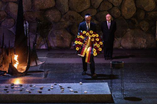 epa12576392 German Chancellor Friedrich Merz lays a wreath in the Hall of Remembrance during a visit to the Yad Vashem Holocaust Memorial Museum in Jerusalem, 07 December 2025.  EPA/JOHN WESSELS / POOL