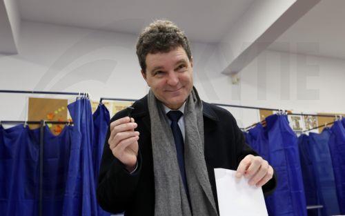 epa12576433 Romanian President Nicusor Dan casts his ballot for the capital's mayoral elections at a polling station in Bucharest, Romania, 07 December 2025. The Romanian capital, Bucharest, holds its early mayoral elections on 07 December, following Nicusor Dan's ascent from mayor to President of Romania earlier this year.  EPA/ROBERT GHEMENT