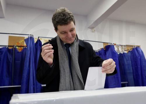 epa12576434 Romanian President Nicusor Dan casts his ballot for the capital's mayoral elections at a polling station in Bucharest, Romania, 07 December 2025. The Romanian capital, Bucharest, holds its early mayoral elections on 07 December, following Nicusor Dan's ascent from mayor to President of Romania earlier this year.  EPA/ROBERT GHEMENT