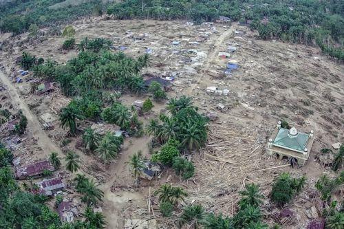 epa12578276 A photo taken with a drone shows a general view of a flood affected area in Aceh Tamiang, Aceh province, Indonesia, 08 December 2025. According to the National Disaster Management Agency, floods and landslides triggered by Tropical Cyclone Senyar have killed 961 people across the provinces of Aceh, North Sumatra, and West Sumatra, while 293 are...