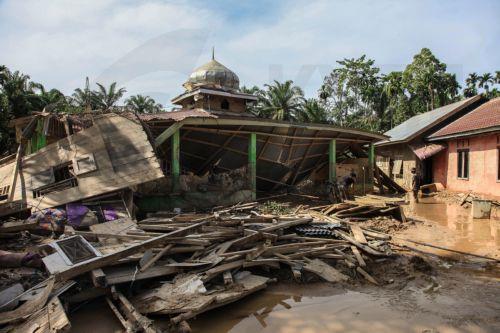 epa12578277 People seach for useful belongings in front of a damaged mosque at a flood affected area in Aceh Tamiang, Aceh province, Indonesia, 08 December 2025. According to the National Disaster Management Agency, floods and landslides triggered by Tropical Cyclone Senyar have killed 961 people across the provinces of Aceh, North Sumatra, and West...