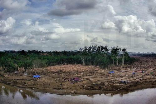 epa12578278 A photo taken with a drone shows a general view of a flood affected area in Aceh Tamiang, Aceh province, Indonesia, 08 December 2025. According to the National Disaster Management Agency, floods and landslides triggered by Tropical Cyclone Senyar have killed 961 people across the provinces of Aceh, North Sumatra, and West Sumatra, while 293 are...