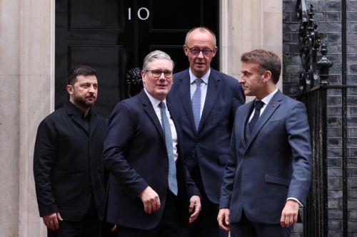 epa12578817 (L-R) Ukraine's President Volodymyr Zelensky, Britain's Prime Minister Keir Starmer, Germany's Chancellor Friedrich Merz and France's President Emmanuel Macron chat on the 10 Downing Street doorstep after a meeting in London, Britain, 08 December 2025.  EPA/ADRIAN DENNIS / POOL  MAXPPP OUT