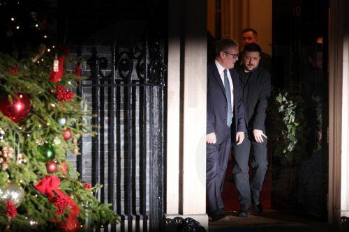 epa12578884 Ukraine's President Volodymyr Zelensky (R) and Britain's Prime Minister Keir Starmer (L) embrace outside 10 Downing Street after a meeting in London, Britain, 08 December 2025.  EPA/ADRIAN DENNIS / POOL  MAXPPP OUT
