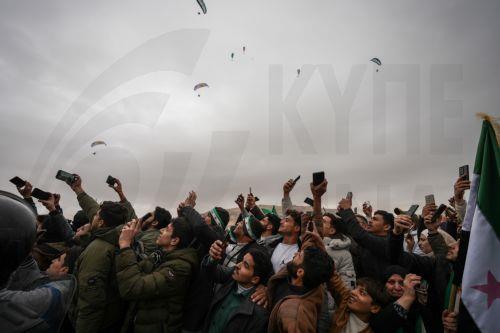 epa12578986 People watch as Syrian army soldiers march during a parade marking the first anniversary of the ousting of the Bashar Al-Assad regime in Damascus, Syria, 08 December 2025. Syria marks the first anniversary of the overthrow of the Assad regime on 08 December when the dictatorship of Bashar al-Assad collapsed during a major offensive by opposition...