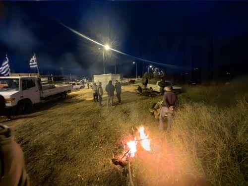 Αγρότες με τα οχήματά τους πραγματοποιούν μπλόκο στο κόμβο Μαλαχιά στο Κουτσοπόδι, στη διασταύρωση της παλιάς και νέας εθνικής οδού Άργους - Κορίνθου, κατά τη διάρκεια των αγροτικών κινητοποιήσεων στην Αργολίδα, Δευτέρα 8 Δεκεμβρίου 2025. Οι αγρότες έκλεισαν από το πρωί το δρόμο προς την Εθνική και τους παράδρομους γύρω από το μπλόκο, υλοποιώντας την...