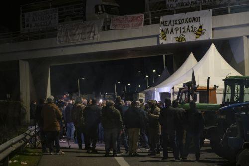 Αγρότες με τα τρακτέρ τους πραγματοποιούν μπλόκο στον κόμβο της Νίκαιας, στο πλαίσιο των αγροτικών κινητοποιήσεων στη Λάρισα, Τρίτη 9 Δεκεμβρίου 2025. Δυναμικά συνεχίζουν και σήμερα, Τρίτη, οι αγρότες στο μπλόκο της Νίκαιας, παραμένοντας σε ετοιμότητα και διατηρώντας υψηλό τον παλμό των κινητοποιήσεων. Εκατοντάδες τρακτέρ βρίσκονται παρατεταγμένα στο...