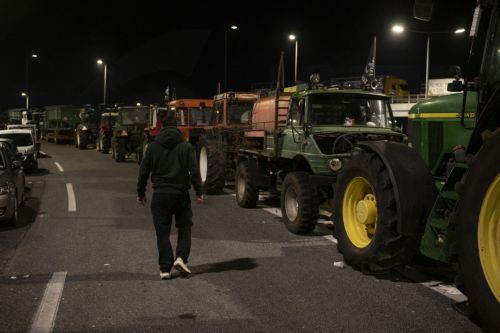 Αγρότες με τα τρακτέρ τους πραγματοποιούν μπλόκο στον κόμβο της Νίκαιας, στο πλαίσιο των αγροτικών κινητοποιήσεων στη Λάρισα, Τρίτη 9 Δεκεμβρίου 2025. Δυναμικά συνεχίζουν και σήμερα, Τρίτη, οι αγρότες στο μπλόκο της Νίκαιας, παραμένοντας σε ετοιμότητα και διατηρώντας υψηλό τον παλμό των κινητοποιήσεων. Εκατοντάδες τρακτέρ βρίσκονται παρατεταγμένα στο...