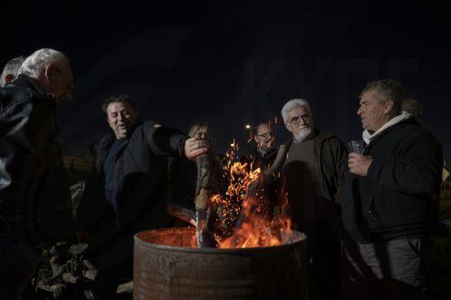 Αγρότες, που συμμετέχουν στο μπλόκο στον κόμβο της Νίκαιας στο πλαίσιο των αγροτικών κινητοποιήσεων στη Λάρισα, ανάβουν φωτιά να ζεσταθούν, Τρίτη 9 Δεκεμβρίου 2025. Δυναμικά συνεχίζουν και σήμερα, Τρίτη, οι αγρότες στο μπλόκο της Νίκαιας, παραμένοντας σε ετοιμότητα και διατηρώντας υψηλό τον παλμό των κινητοποιήσεων. Εκατοντάδες τρακτέρ βρίσκονται...