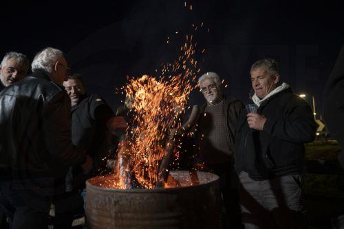 Αγρότες, που συμμετέχουν στο μπλόκο στον κόμβο της Νίκαιας στο πλαίσιο των αγροτικών κινητοποιήσεων στη Λάρισα, ανάβουν φωτιά να ζεσταθούν, Τρίτη 9 Δεκεμβρίου 2025. Δυναμικά συνεχίζουν και σήμερα, Τρίτη, οι αγρότες στο μπλόκο της Νίκαιας, παραμένοντας σε ετοιμότητα και διατηρώντας υψηλό τον παλμό των κινητοποιήσεων. Εκατοντάδες τρακτέρ βρίσκονται...