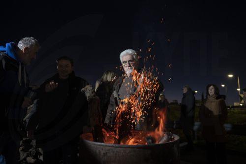 Αγρότες, που συμμετέχουν στο μπλόκο στον κόμβο της Νίκαιας στο πλαίσιο των αγροτικών κινητοποιήσεων στη Λάρισα, ανάβουν φωτιά να ζεσταθούν, Τρίτη 9 Δεκεμβρίου 2025. Δυναμικά συνεχίζουν και σήμερα, Τρίτη, οι αγρότες στο μπλόκο της Νίκαιας, παραμένοντας σε ετοιμότητα και διατηρώντας υψηλό τον παλμό των κινητοποιήσεων. Εκατοντάδες τρακτέρ βρίσκονται...