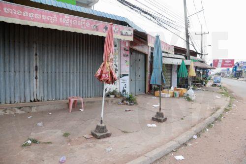 epa12582020 Folded umbrellas stand on an empty street in a town in Oddar Meanchey province, Cambodia, 10 December 2025. According to the Thai military, clashes expanded and intensified on 09 December, killing four Thai soldiers and injuring 68 others, while Cambodia's Foreign Ministry said the Thai military's actions violated the ceasefire and the Joint...