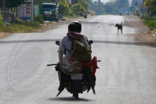 epa12582021 People flee from a disputed area travel along a street in Oddar Meanchey Province, Cambodia, 10 December 2025. According to the Cambodian Ministry of Defence, more than 29,000 families, over 101,000 people from Oddar Meanchey, Preah Vihear, Banteay Meanchey, Pursat, and Siem Reap have fled to safety as fighting escalates along the...